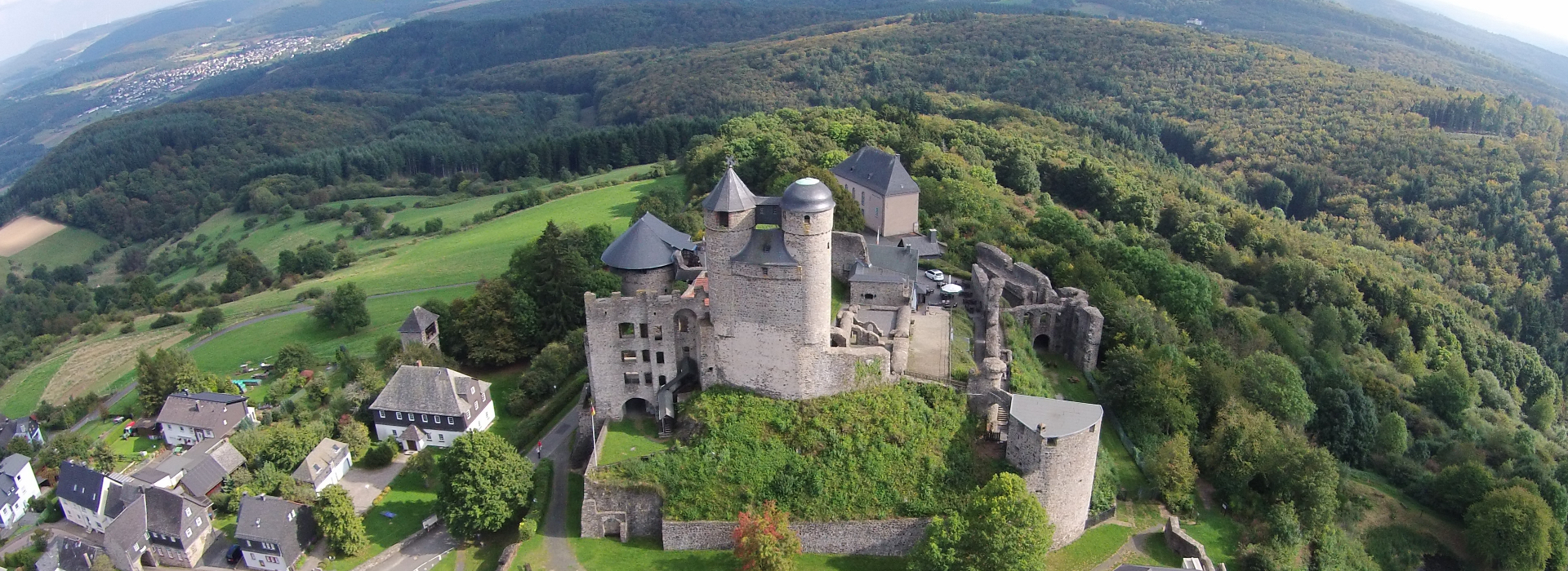 Luftbild der Burg Greifenstein